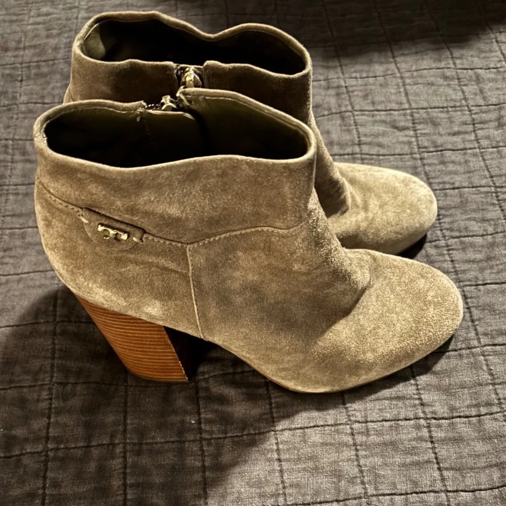 Tory‎ Burch Suede Leather Heeled Ankle Booties Wooden Heel Olive Taupe